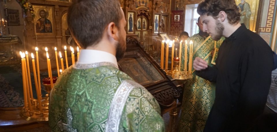 Сотни верующих поклонились старинной иконе прпп. Сергия и Германа Валаамских на Московском подворье Валаамского монастыря