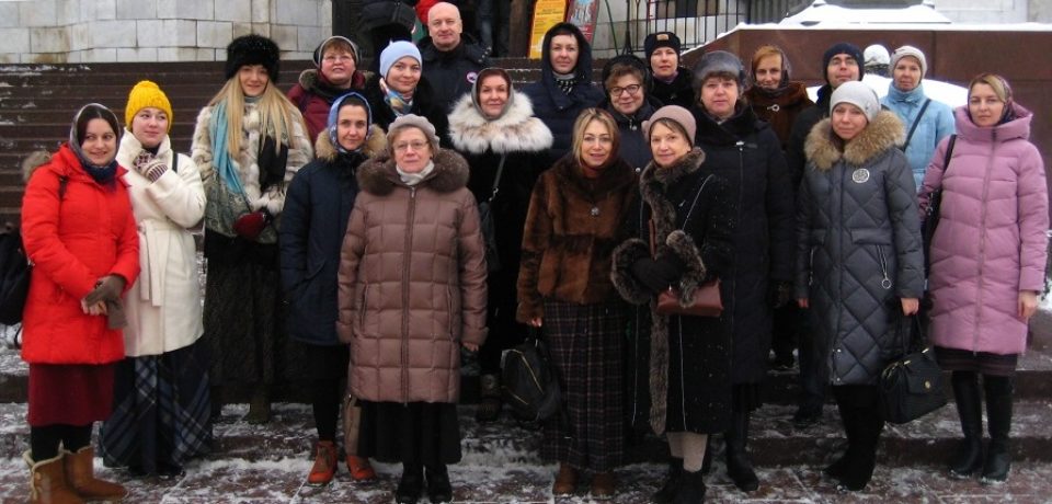Прихожане подворья на пешеходной экскурсии в Храме Христа Спасителя