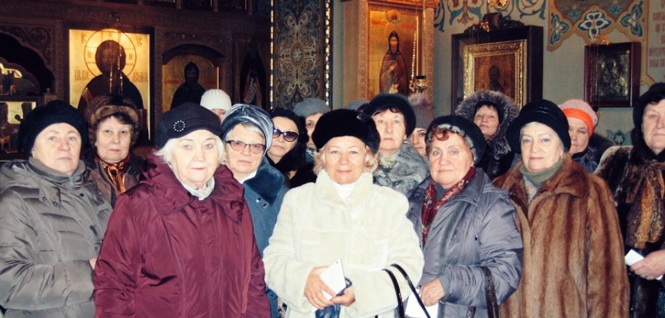 Паломники из Центра социального обслуживания познакомились с историей подворья и оценили монастырские пироги