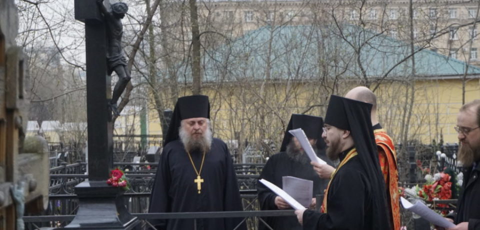 Братская панихида на Ваганьковском кладбище на Радоницу