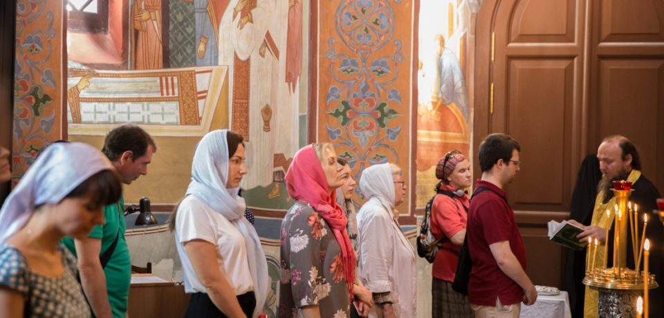 Члены Английского православного дискуссионного клуба приняли участие в литургии на английском языке
