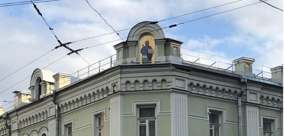 Образ благословляющего Спасителя установлен на здании подворья