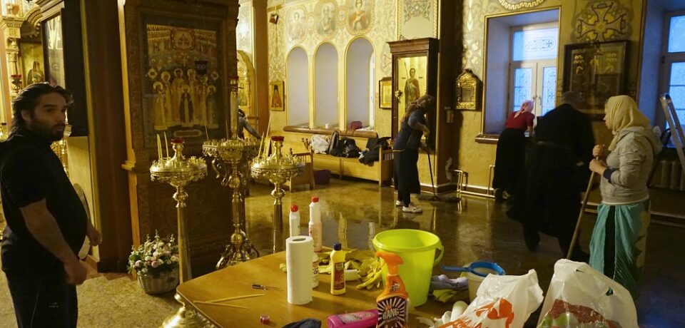 Совместно с прихожанами подворья проведена генеральная уборка к празднику Рождества