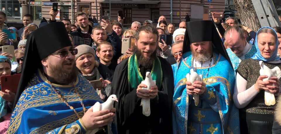 На подворье в праздник Благовещения после торжественного богослужения духовенство и прихожане выпустили голубей